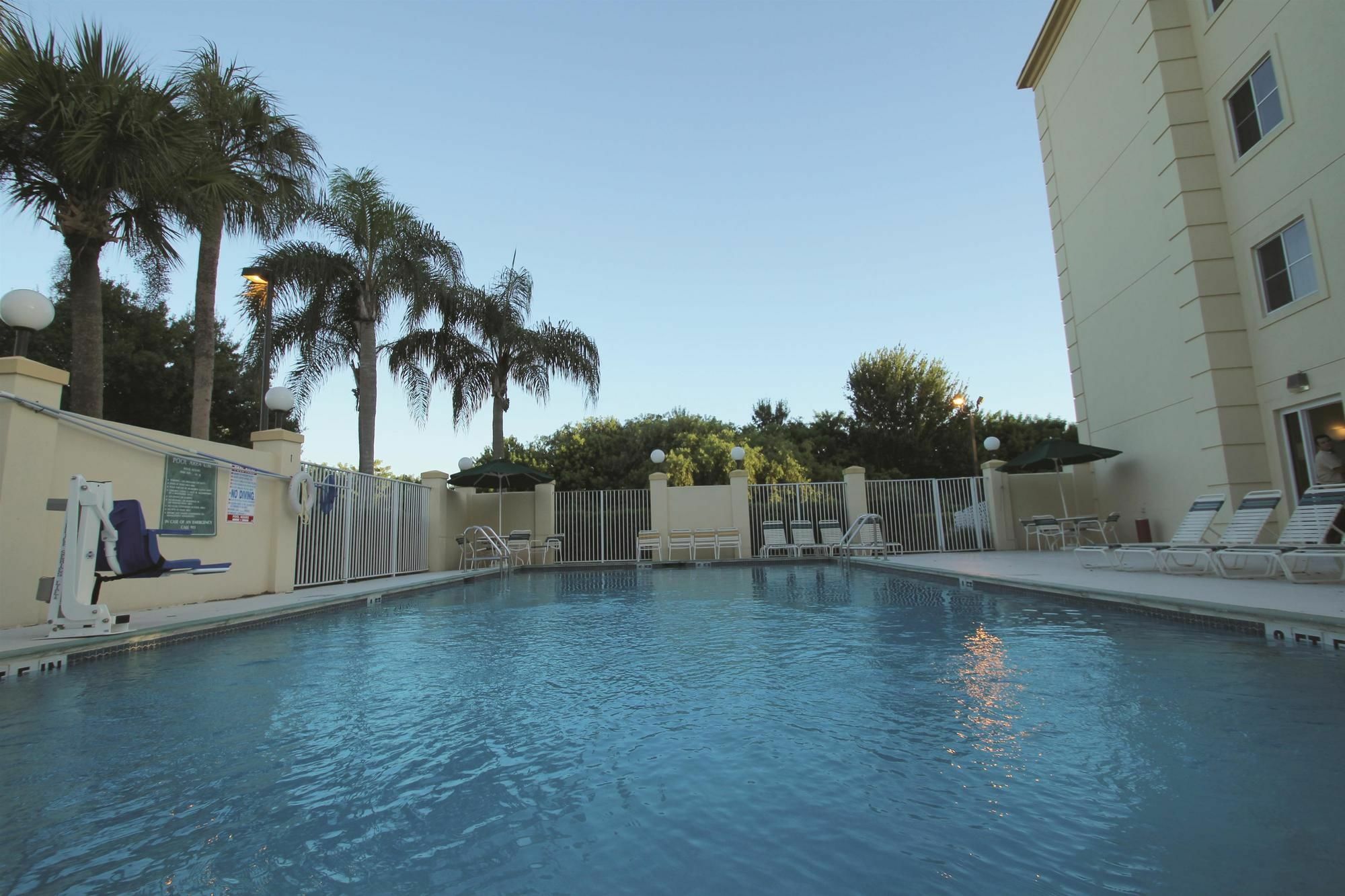 Hotel La Quinta By Wyndham Melbourne Viera Extérieur photo